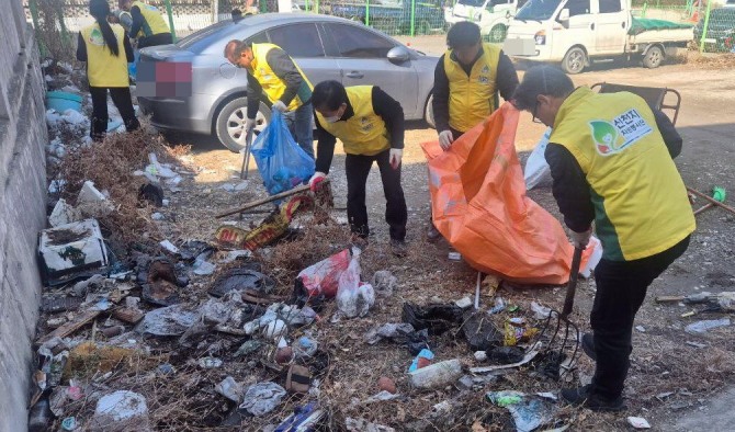 지난 9일 인천 부평구 산곡동 주택가 한 공용주차장에서 신천지자원봉사단 인천지부 봉사자들이 환경정화 활동을 하고 있다.[사진 제공 = 신천지 자원봉사단 인천지부]