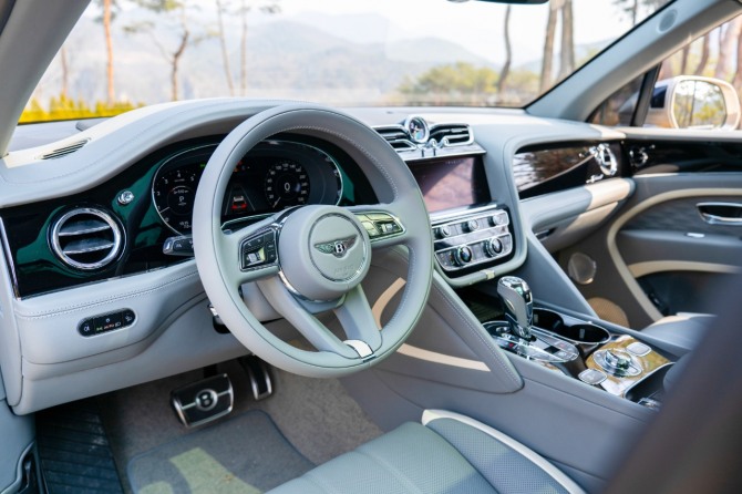 더 뉴 벤테이가 스피드 인테리어 사진=벤틀리모터스코리아