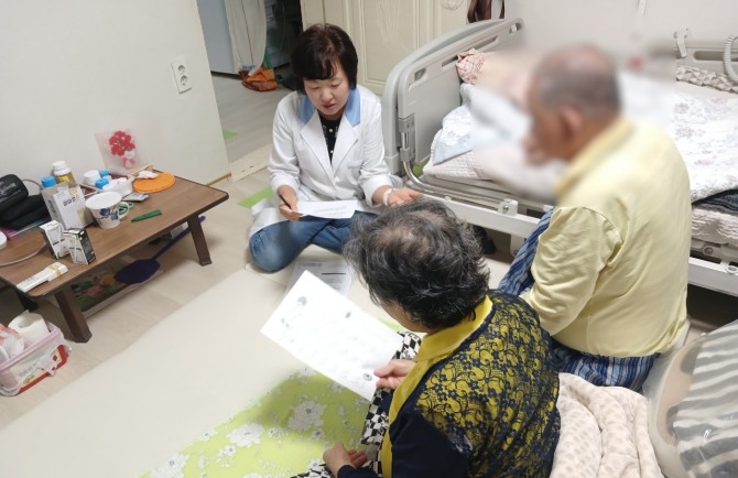 의사, 간호사, 사회복지사 등으로 구성된 '다학제 의료팀'이 가정을 방문해 맞춤형 의료서비스 계획을 안내하고 있다. 사진=안산시