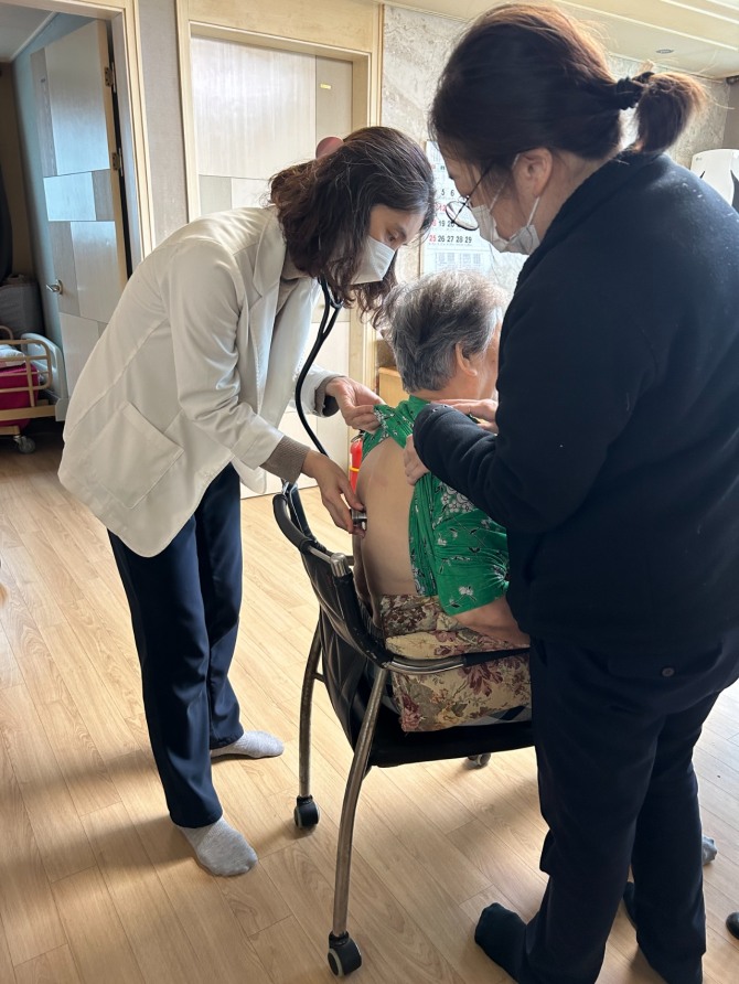 안산형 방문의료지원 사업 소속 의료진이 지난 24년 2월 거동이 불편한 어르신 자택을 방문해 건강상태를 체크하고 있다. 사진=안산시