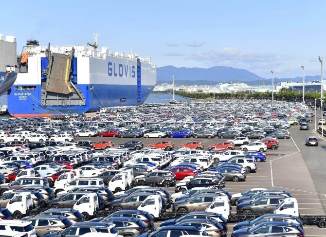 현대차 울산공장 수출선적부두에 수출용 차량들이 세워져 있다. 사진=현대자동차