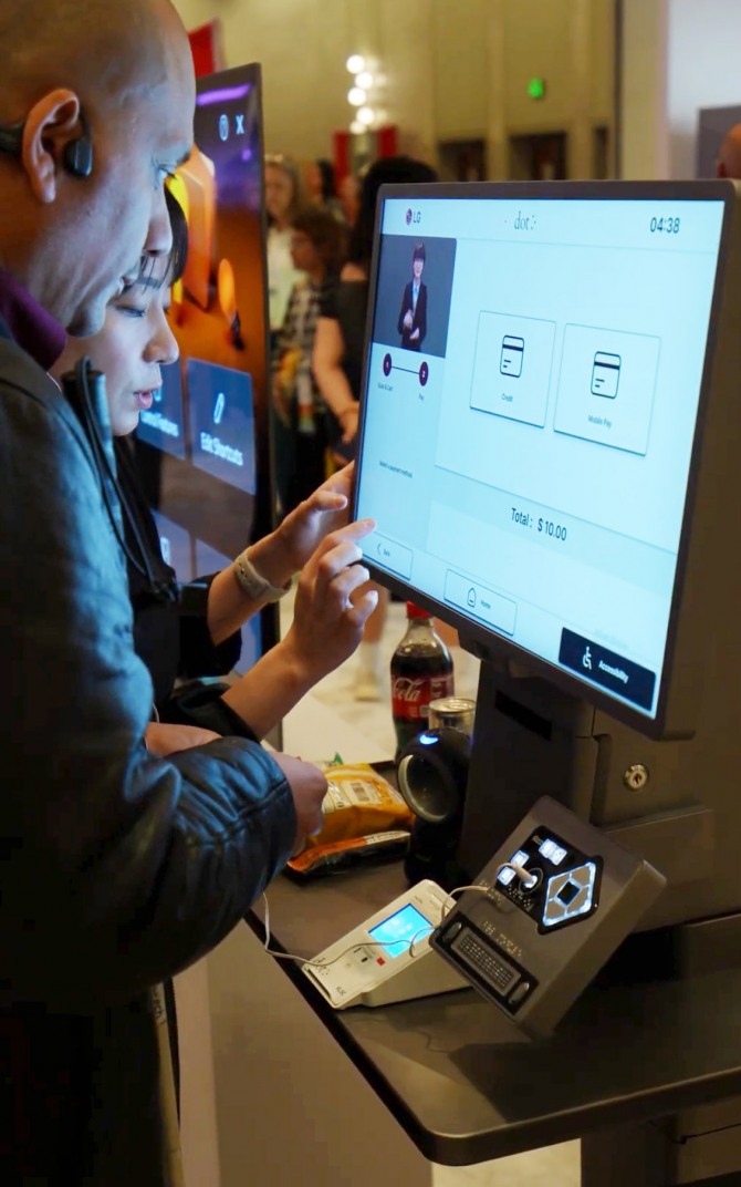 LG전자가 세계 최대 규모의 접근성 콘퍼런스인 'CSUN AT 2026'에 마련한 부스를 찾은 고객이 수어안내가 적용된 키오스크를 살펴보고 있다. 사진=LG전자