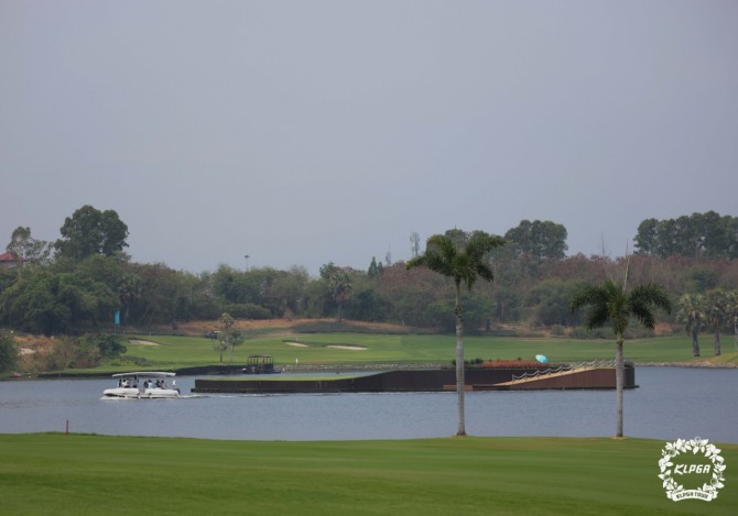 티샷을 한 뒤 보트를 타고 그린으로 가야하는 17번홀(파3). 사진=KLPGA 박준석 포토