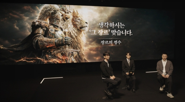 김효수 대표가 쇼케이스 중 '솔'의 특징으로 MMORPG 유저들이 기대하는 '장르의 정수'를 구현했다는 점을 강조하고 있다. 사진=넷마블