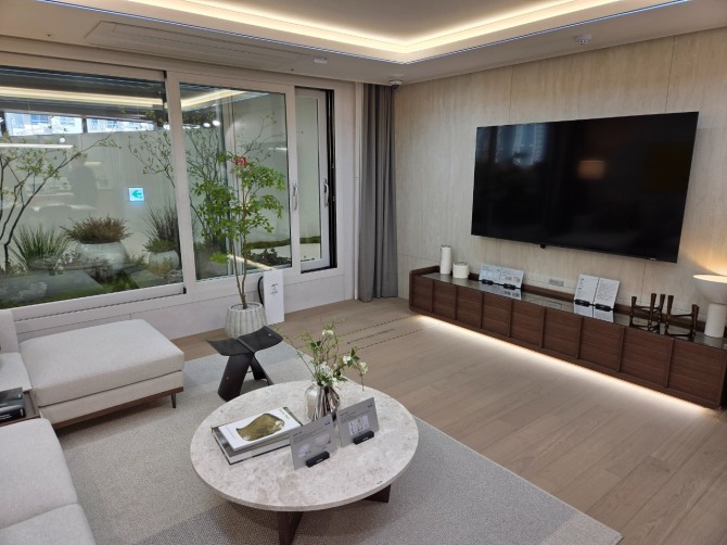 삼성물산은 서울 송파구 래미안갤러리에서 13일 ‘래미안 엘라비네’의 견본주택을 열고 분양을 시작했다. 사진은 래미안갤러리에 마련된 래미안 엘라비네 전용면적 84㎡A타입 거실. 사진=최재민 기자