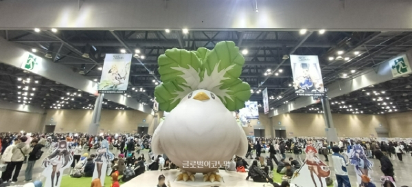 킨텍스에서 3월 14일, 제330회 코믹월드가 열렸다. 메인 스폰서를 맡은 넥슨의 게임 '아주르 프로밀리아'의 마스코트 캐릭터이자 게임의 키보(몬스터) '배추닭' 거대 조형물이 설치됐다. 사진=이원용 기자