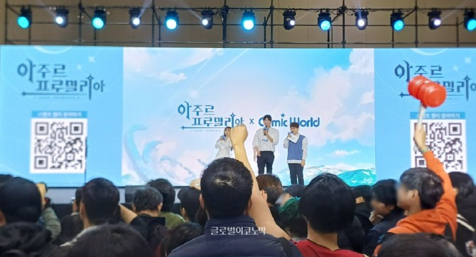 코믹월드 무대에서 일러스트레이터 '레바' 사인회 행사를 진행하고 있다. 왼쪽부터 진행자 '레나' 김주희와 레바, 박동민 e스포츠 캐스터. 사진=이원용 기자