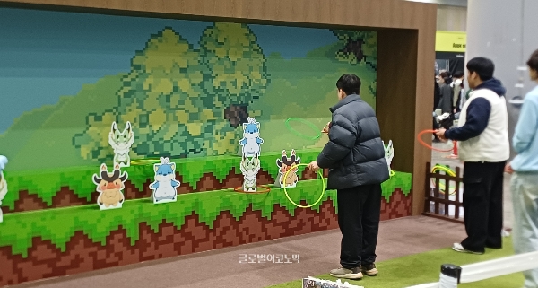 아주르 프로밀리아 테마 공간에선 고리 맞추기 미니 게임도 할 수 있다. 사진=이원용 기자