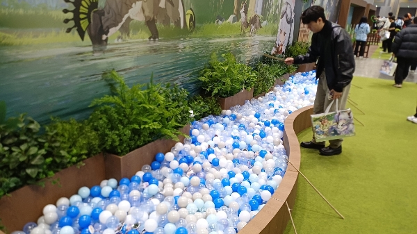 무작위 캐릭터 포토카드를 얻는 낚시 미니 게임 공간. 사진=이원용 기자