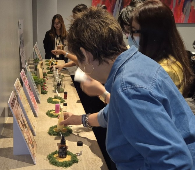 필리핀 화장품 브랜드 및 제조사 관계자들이 ‘K-Skin Future Drop: Next Evolution of Beauty Science’ 세미나 현장에서 대봉엘에스가 소개한 RedCabbage ExoSkin, Probiome-Heartleaf, L-PDRN 등 차세대 K-뷰티 바이오 스킨케어 소재와 제형을 살펴보고 있다. 사진=대봉엘에스