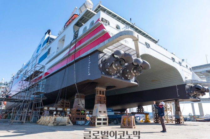 울릉~포항 항로 공모선 ‘엘도라도 익스프레스호’의 수리 현장.사진=울릉군
