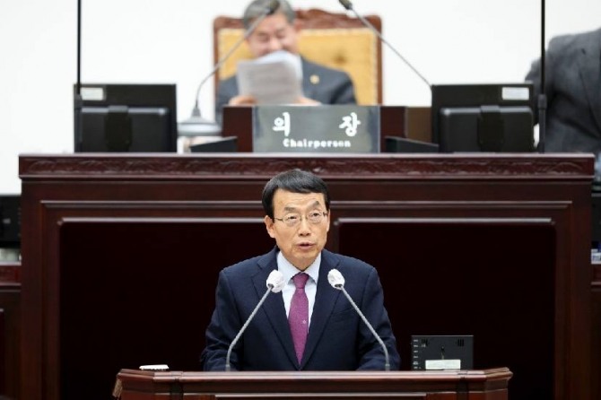 인천시의회 건설교통위원회 허식 의원은 17일 오전 열린 본회의 5분 자유발언에서 “민주주의의 꽃이자 최후의 보루는 선거라고 밝혔다. 허식 의원이 인천시의회에서 발언하고 있는 모습. 사진=인천광역시의회