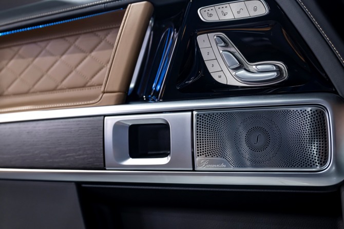 메르세데스-벤츠 G-클래스 인테리어, 부메스터는 알루미늄으로 된 스피커 커버가 특징이다. 각 도어에 적용된다. 사진=메르세데스-벤츠코리아