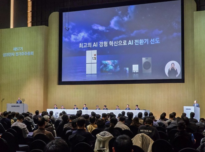 삼성전자 주요 경영진이 18일 개최된 제57회 주주총회에서 사업 전략을 공유하고 주주들과 대화하고 있다. 사진=삼성전자