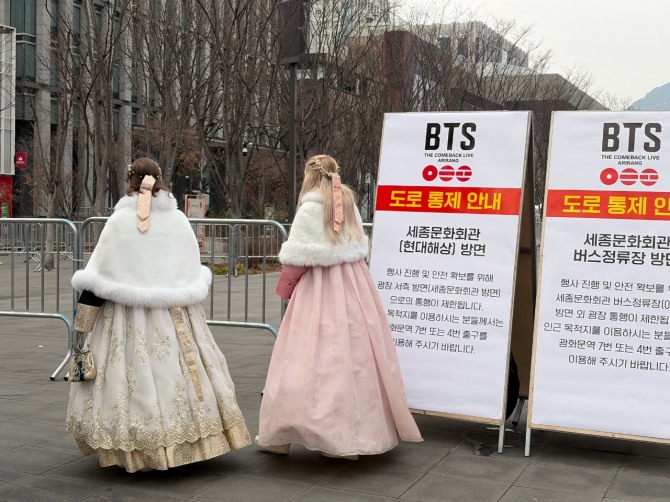 한복을 입은 외국인 관광객들이 18일 서울 광화문 일대에서 이동하고 있다. 사진=이지현 기자