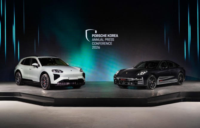 카이엔 일렉트릭(왼쪽), 파나메라 레드 익스클루시브(오른쪽) 사진=포르쉐코리아