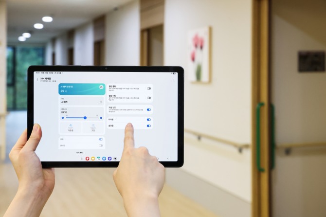 KB골든라이프 은평빌리지에서 삼성전자 '스마트싱스 프로'를 통해 시스템에어컨을 원격으로 제어하는 모습. 사진=삼성전자