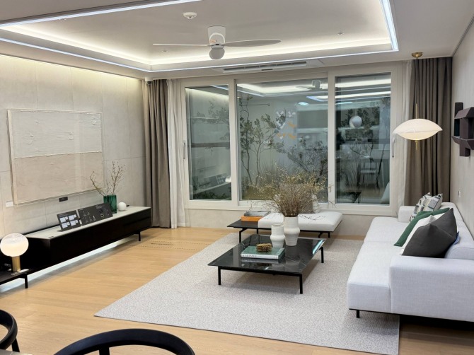 포스코이앤씨는 20일 서울 강남구 자곡동 더샵갤러리에서‘더샵 프리엘라’의 견본주택을 열고 일반분양에 들어갔다. 사진은 견본주택에 마련된 전용면적 84㎡A타입 거실. 사진=최재민 기자