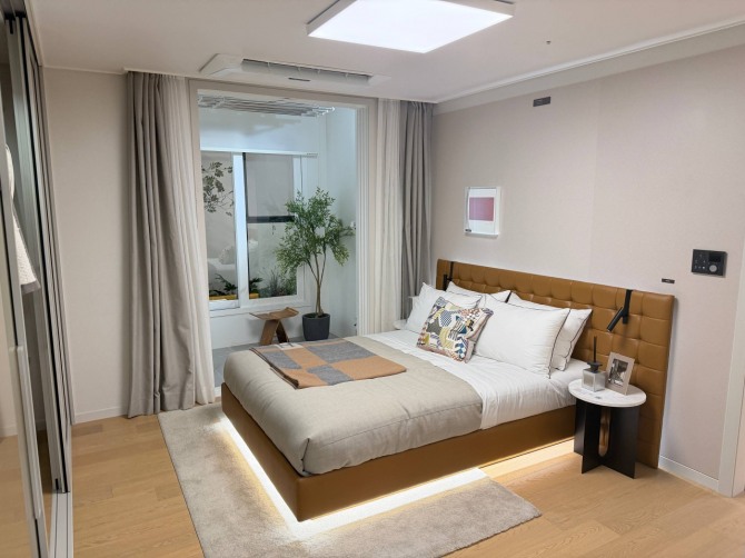 포스코이앤씨는 20일 서울 강남구 자곡동 더샵갤러리에서‘더샵 프리엘라’의 견본주택을 열고 일반분양에 들어갔다. 사진은 견본주택에 마련된 전용면적 84㎡A타입 침실. 사진=최재민 기자