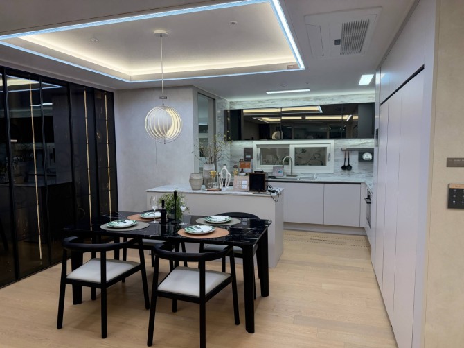 포스코이앤씨는 20일 서울 강남구 자곡동 더샵갤러리에서‘더샵 프리엘라’의 견본주택을 열고 일반분양에 들어갔다. 사진은 견본주택에 마련된 전용면적 84㎡A타입 주방. 사진=최재민 기자