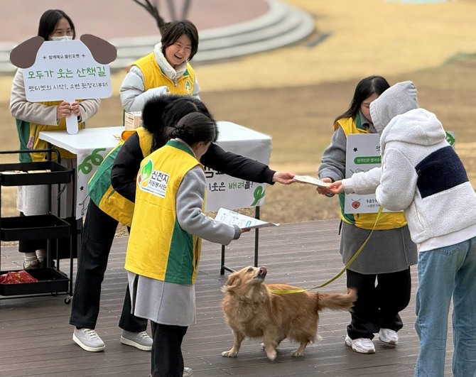 신천지 자원봉사단 강동지부가 지난 14일 강동구 일자산 공원과 산책로에서 ‘클린포펫’ 캠페인을 진행하고 있는 모습. 사진=신천지 자원봉사단