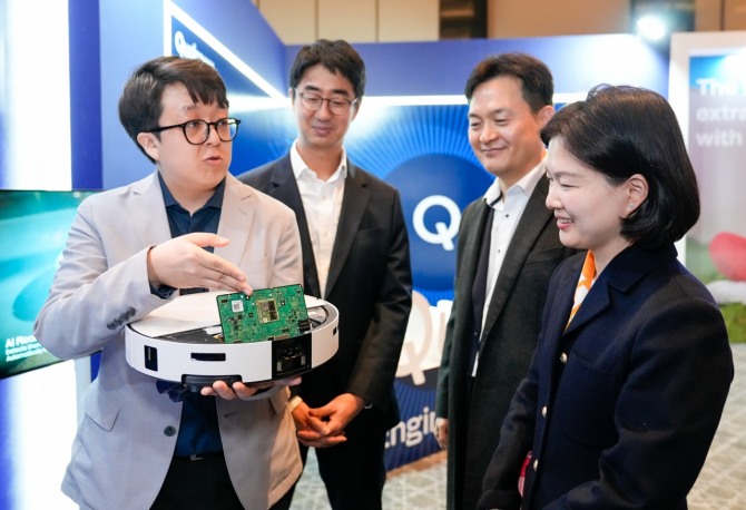 삼성전자 직원이 20일 그랜드 하얏트 서울 호텔에서 열린 주한미국상공회의소(암참) 연례행사에서 참석자들에게 2026년형 '비스포크 AI 스팀'의 특장점을 소개하고 있다. 사진=삼성전자