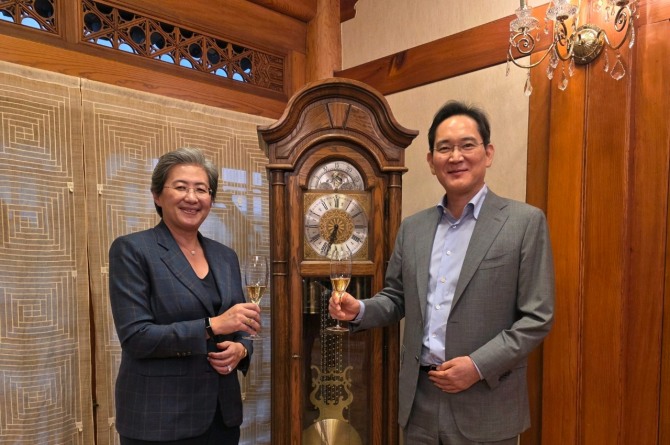 (왼쪽부터)리사수 AMD CEO와 이재용 삼성전자 회장이 승지원에서 18일 만나 건배하고 있다. 사진=삼성전자