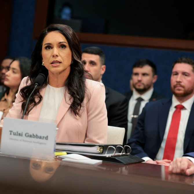 3월 18일, 미 상원 정보위원회 청문회에서 증언하고 있는 툴시 가바드 국가정보국장(DNI). 그녀는 '미국 우선주의'에 기반한 새로운 안보 위협 평가 모델을 제시하며 국경 안보와 기술 주권의 중요성을 강조했다. 사진=로이터