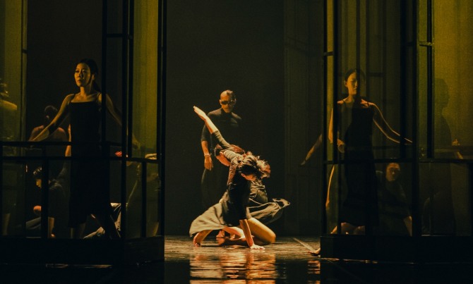 서연수 안무, 강요찬 연출, 김보람 협력안무의 '집 속의 집: 문 밖의 문'. 사진 BAKi