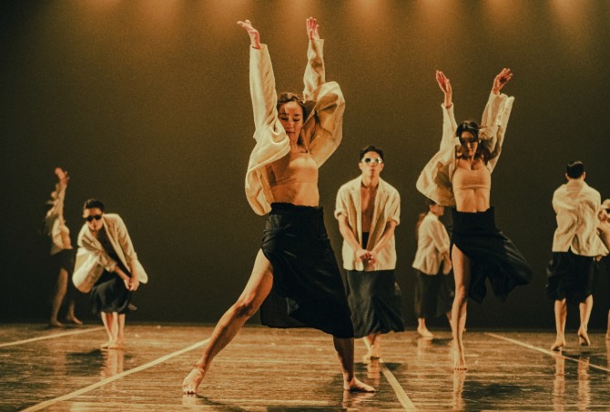 서연수 안무, 강요찬 연출, 김보람 협력안무의 '집 속의 집: 문 밖의 문'. 사진 BAKi