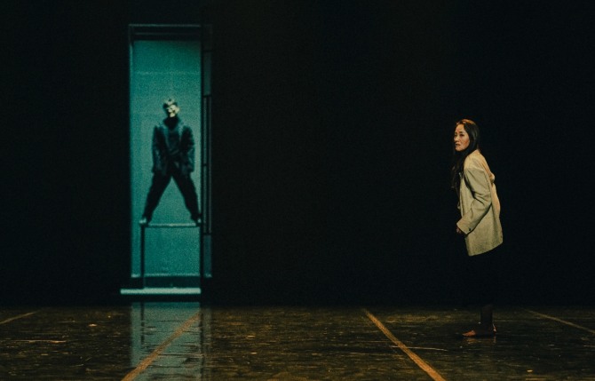 서연수 안무, 강요찬 연출, 김보람 협력안무의 '집 속의 집: 문 밖의 문'. 사진 BAKi