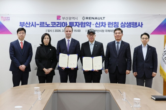 김광국 르노코리아 영업본부 남동지역본부장(왼쪽부터), 상희정 르노코리아 대내외전략본부장, 니콜라 파리 르노코리아 사장, 박형준 부산시장, 김봉철 부산시 디지털경제실장, 박동석 부산시 첨단산업국장이 23일 열린 르노코리아 부산공장 전기동력자동차 생산시설 구축에 대한 업무협약식을 마치고 기념 사진 촬영하고 있다. 사진=부산광역시