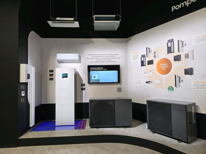 삼성전자가 24~27일 이탈리아 밀라노에서 열린 MCE 2026에 마련된 삼성부스에 전시된 'AI 무풍콤보 프로 벽걸이' 가정용 에어컨과 'EHS 올인원' 제품. 사진=삼성전자