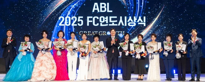 곽희필(가운데) ABL생명 대표이사가 ‘2025 FC 연도대상 시상식’에서 ‘명인’상 수상자들과 기념 사진을 촬영하고 있다. 사진=ABL생명