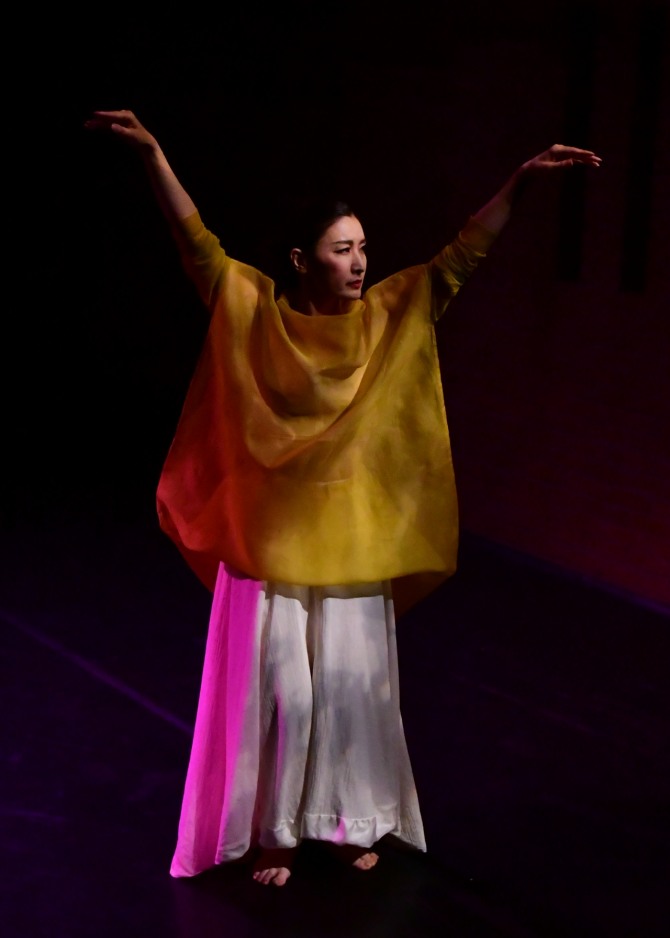 손미정 재안무의 '광(光)'