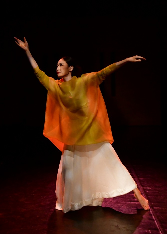 손미정 재안무의 '광(光)'