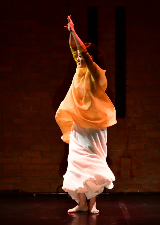 손미정 재안무의 '광(光)'