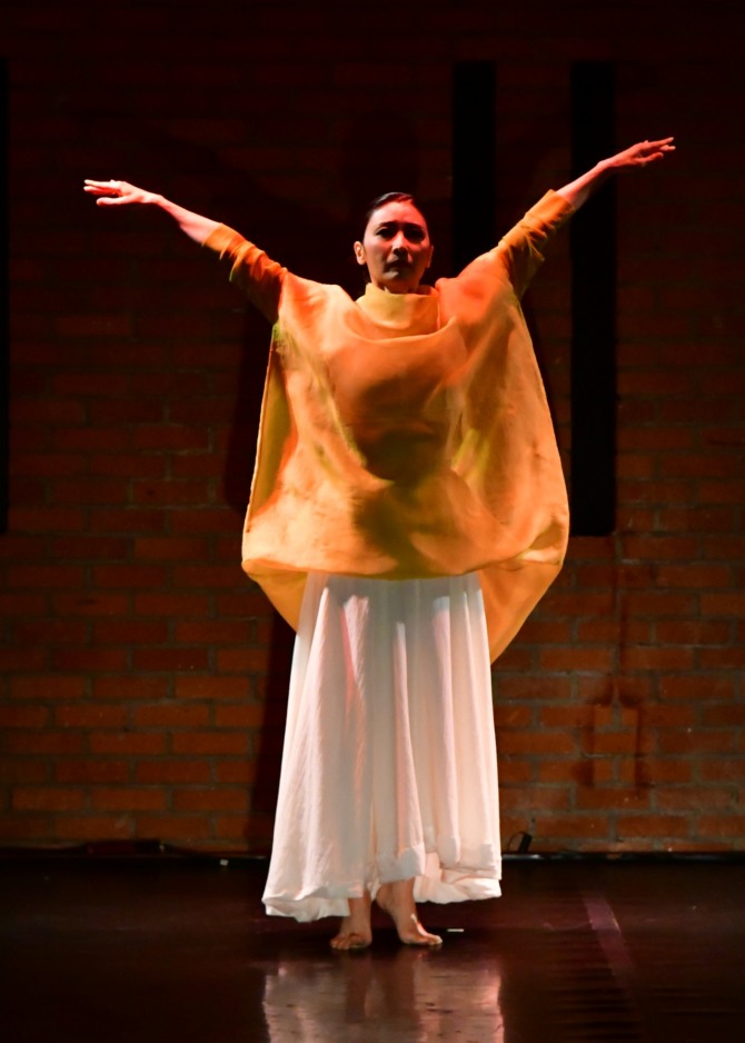 손미정 재안무의 '광(光)'