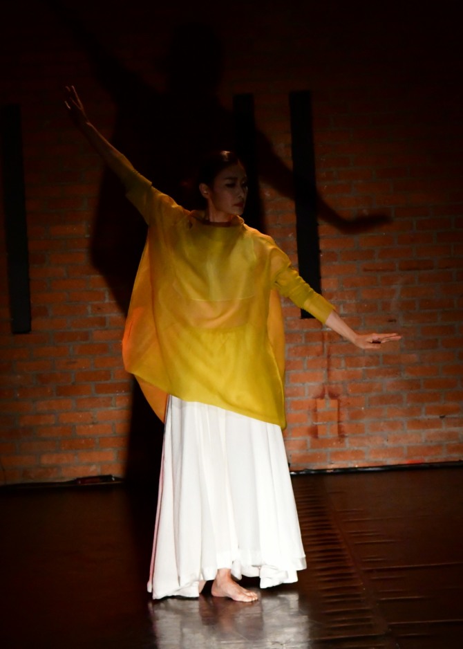 손미정 재안무의 '광(光)'