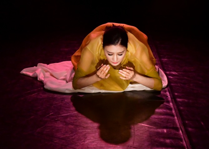 손미정 재안무의 '광(光)'