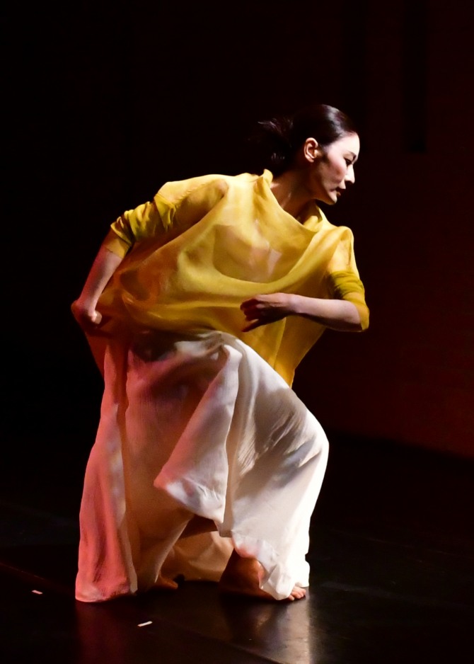 손미정 재안무의 '광(光)'