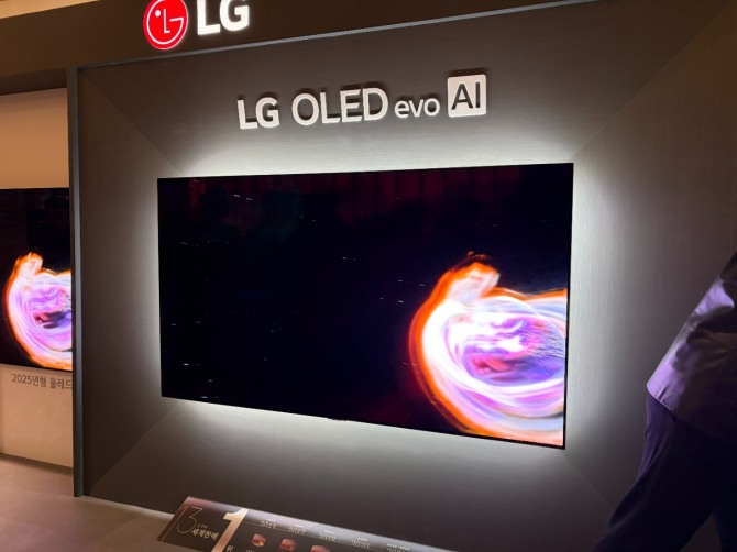 LG전자가 25일 신제품 설명회에서 공개한 2026년형 ‘LG 올레드 에보’. 사진=이지현 기자  