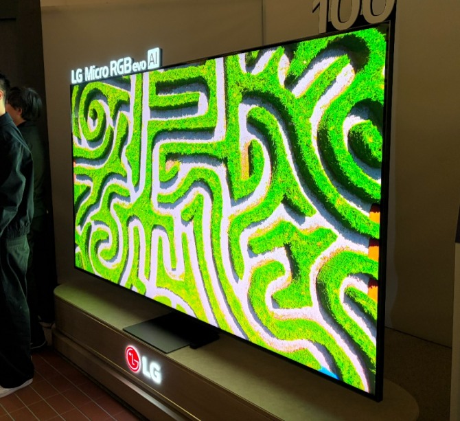 LG전자가 25일 신제품 설명회에서 공개한 2026년형 ‘마이크로 RGB 에보’ TV. 사진=이지현 기자