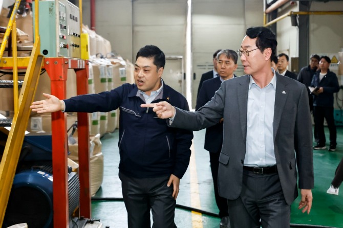 정명근 화성특례시장(오른쪽)이 25일 관내 보온재 제조업체를 방문해 원재료 수급상황을 점검하고 있다. 사진=화성특례시