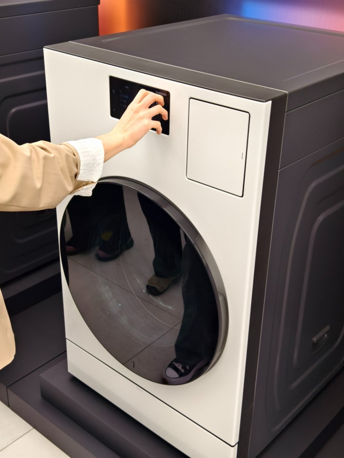 방문객이 삼성전자가 26일 공개한 2026년형 비스포크 AI 콤보 제품을 조작하고 있다. 사진=장용석 기자