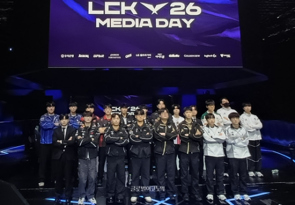 서울 종로 그랑서울 LOL파크 LCK아레나에서 열린 정규시즌 미디어데이 기념 사전. 윗줄 왼쪽부터 오른쪽으로 키움 DRX 조재읍 감독과 '유칼' 손우현 선수, 농심 레드포스 최인규 감독과 '스카웃' 이예찬 선수, 디플러스 기아 김대호 감독과 '루시드' 최용혁 선수, BNK 피어엑스 박준석 감독과 '디아블' 남대근 선수, 한진 브리온 김상수 감독과 '테디' 박진성 선수, DN 수퍼스 주영달 감독과 '두두' 이동주 선수, 아랫줄 왼쪽부터 오른쪽으로 T1 임재현 감독 대행과 '페이커' 이상혁 선수, 한화생명e스포츠의 윤성영 감독과 '구마유시' 이민형 선수, 젠지 e스포츠 유상욱 감독과 '쵸비' 정지훈 선수, KT 롤스터의 고동빈 감독과 '퍼펙트' 이승민 선수. 사진=이원용 기자