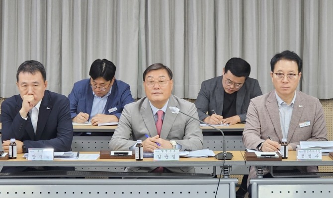 김윤철 경남 합천군수(가운데). 사진=임승제 기자