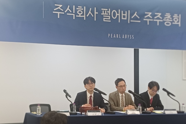 펄어비스가 경기도 과천 사옥 홈원에서 3월 27일 정기 주주총회를 열었다. 왼쪽부터 펄어비스의 허진영 대표와 김경만 최고사업책임자(CBO), 이동원 최고운영책임자(COO). 사진=이원용 기자