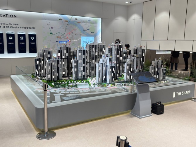 포스코이앤씨는 27일 서울시 용산구 한강로3가 하우징 갤러리에 더샵 신길센트럴시티의 견본주택을 열고 일반분양에 들어갔다. 사진은 견본주택에 마련된 더샵 센트럴시티 모형도. 사진=최재민 기자