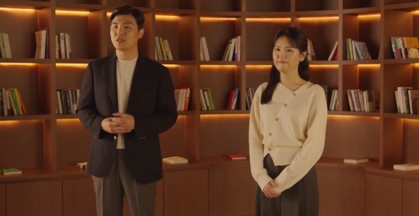 데브나우 2026에서 데브시스터즈의 조길현 대표(왼쪽)와 이은지 최고IP책임자(CIPO)가 발표를 하고 있다. 사진=데브시스터즈